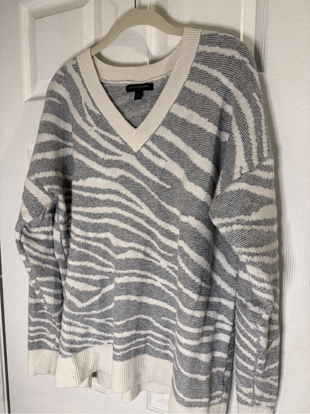 Banana Republic Gray & Cream Zebra-Stripe V-Neck Sweater - XL